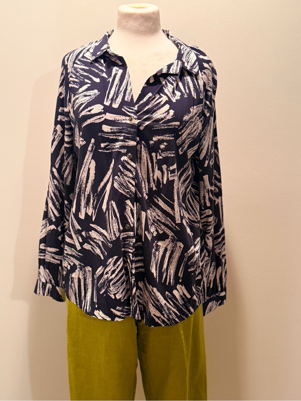 NIC+ZOE Navy and White Abstract Brushstroke Blouse